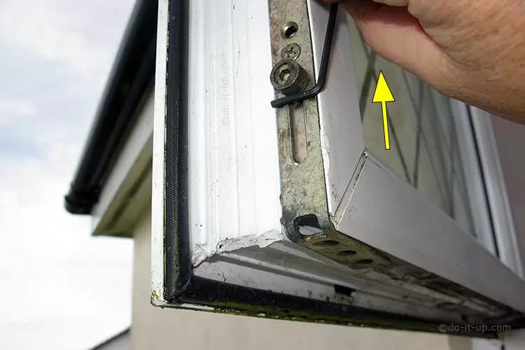 Kaip atidaryti užstrigusį plastikinį langą?